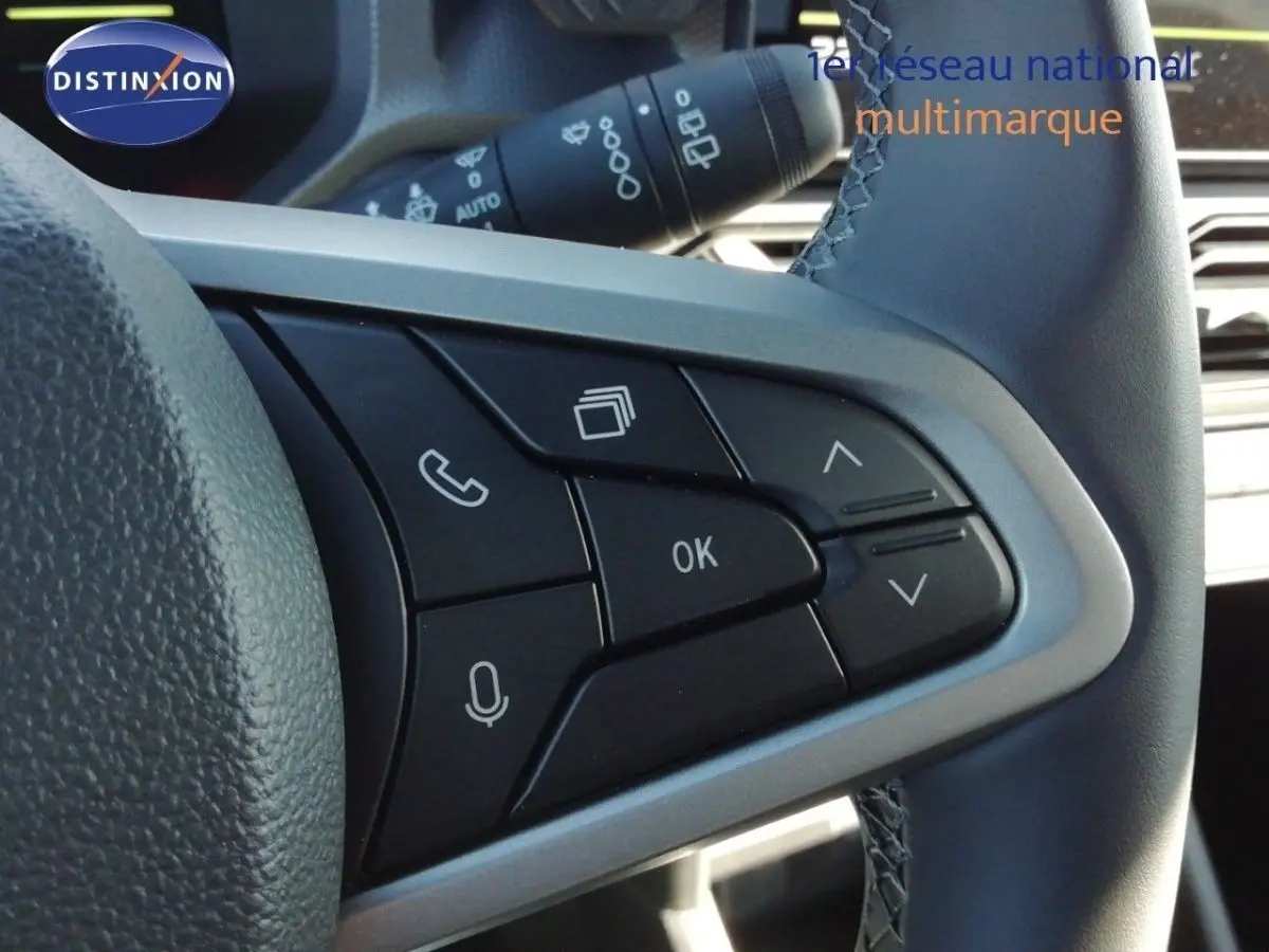 Gros plan sur les commandes multifonctions à droite du volant du Dacia Duster gris schiste métal, version 2026.