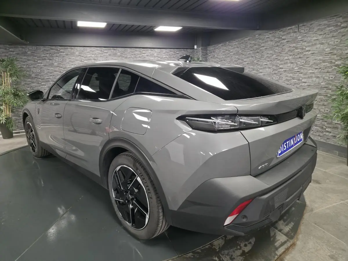 Vue 3/4 arrière droite de la Peugeot 408 gris Selenium avec jantes alliage 19 pouces et feux arrière LED griffés.