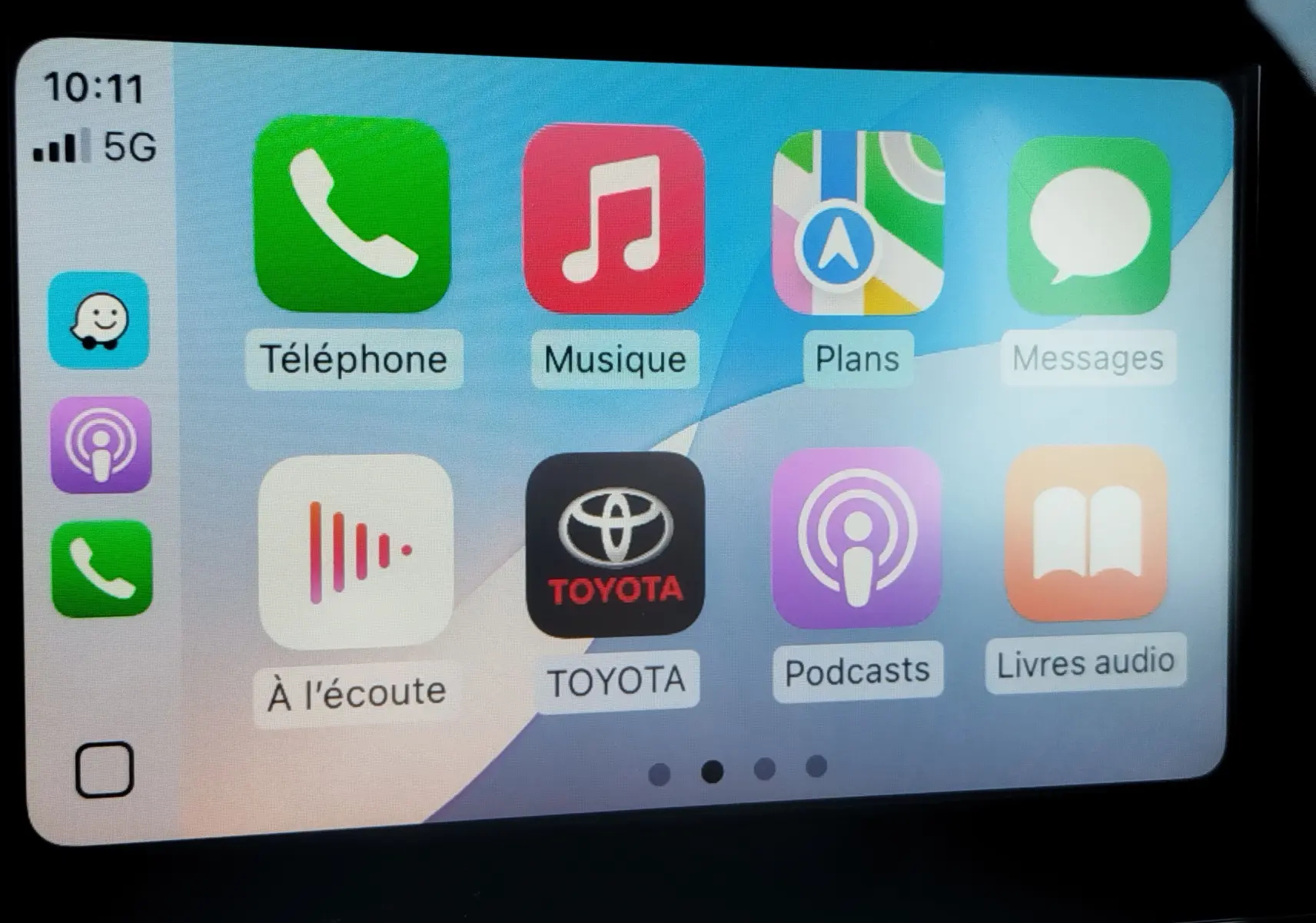 Écran tactile intérieur de Toyota Yaris 2023 affichant les applications téléphone, musique, plans et podcasts.