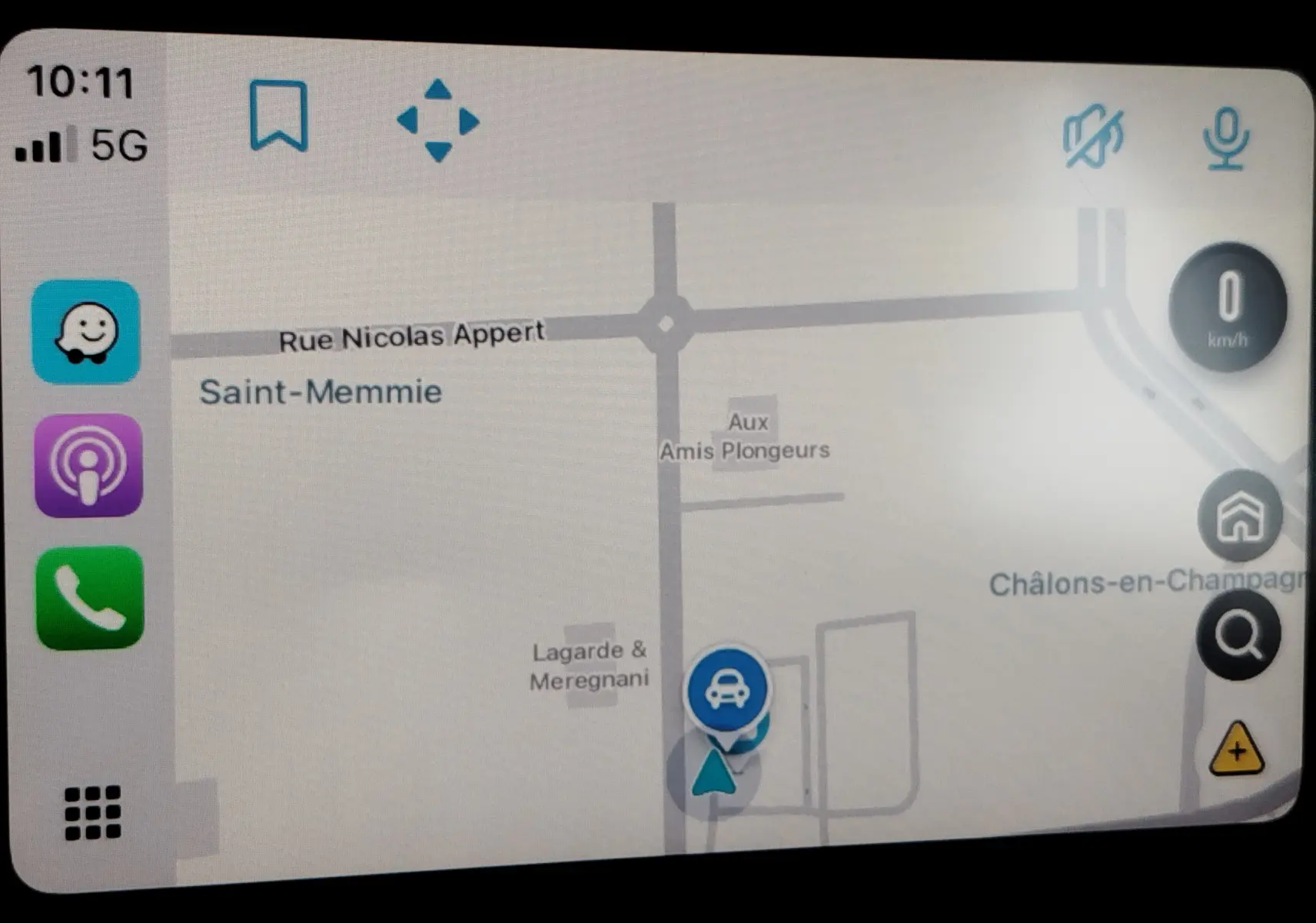 Écran de navigation GPS de la Toyota Yaris blanche, affichant une carte avec position et options tactiles.