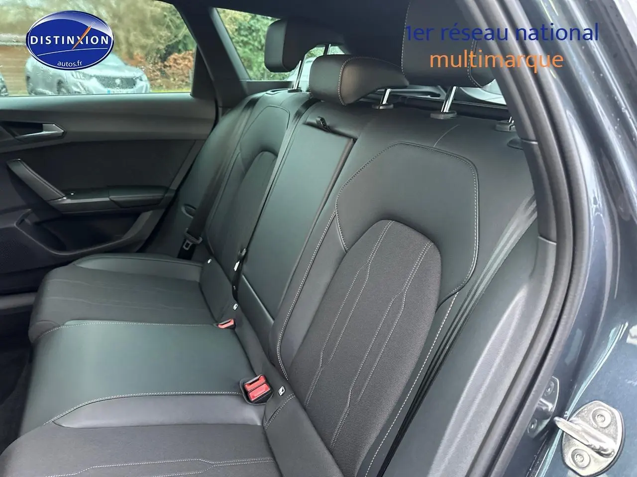 Vue côté droit de la banquette arrière en cuir noir du CUPRA LEON ST gris magnétique avec ceintures et appuie-têtes visibles.