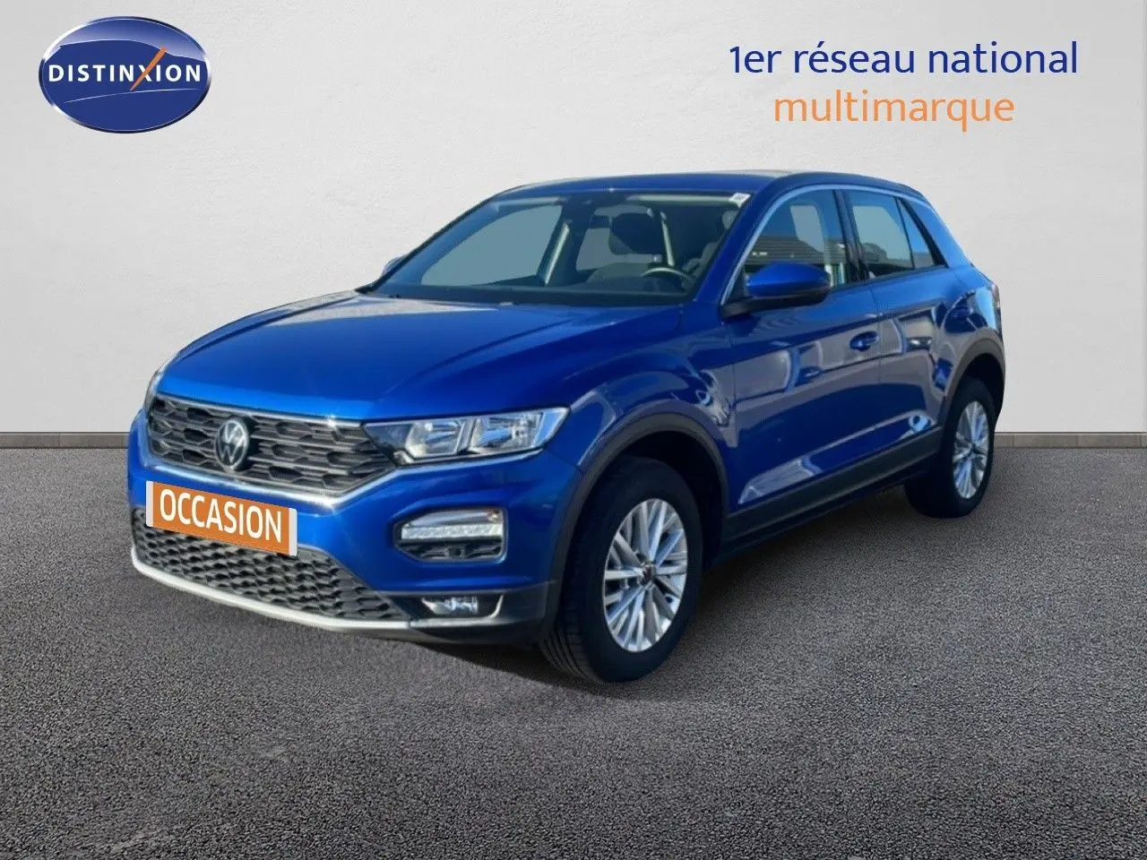 Volkswagen T-Roc bleu Ravenna métal en 3/4 avant droit sur fond neutre avec plaque occasion orange.