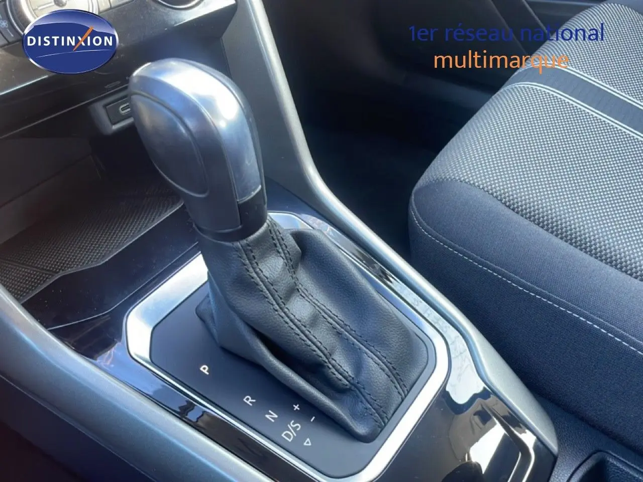 Le levier de vitesse automatique en cuir noir du Volkswagen T-Roc 1.5 TSI, vue rapprochée de la console centrale.