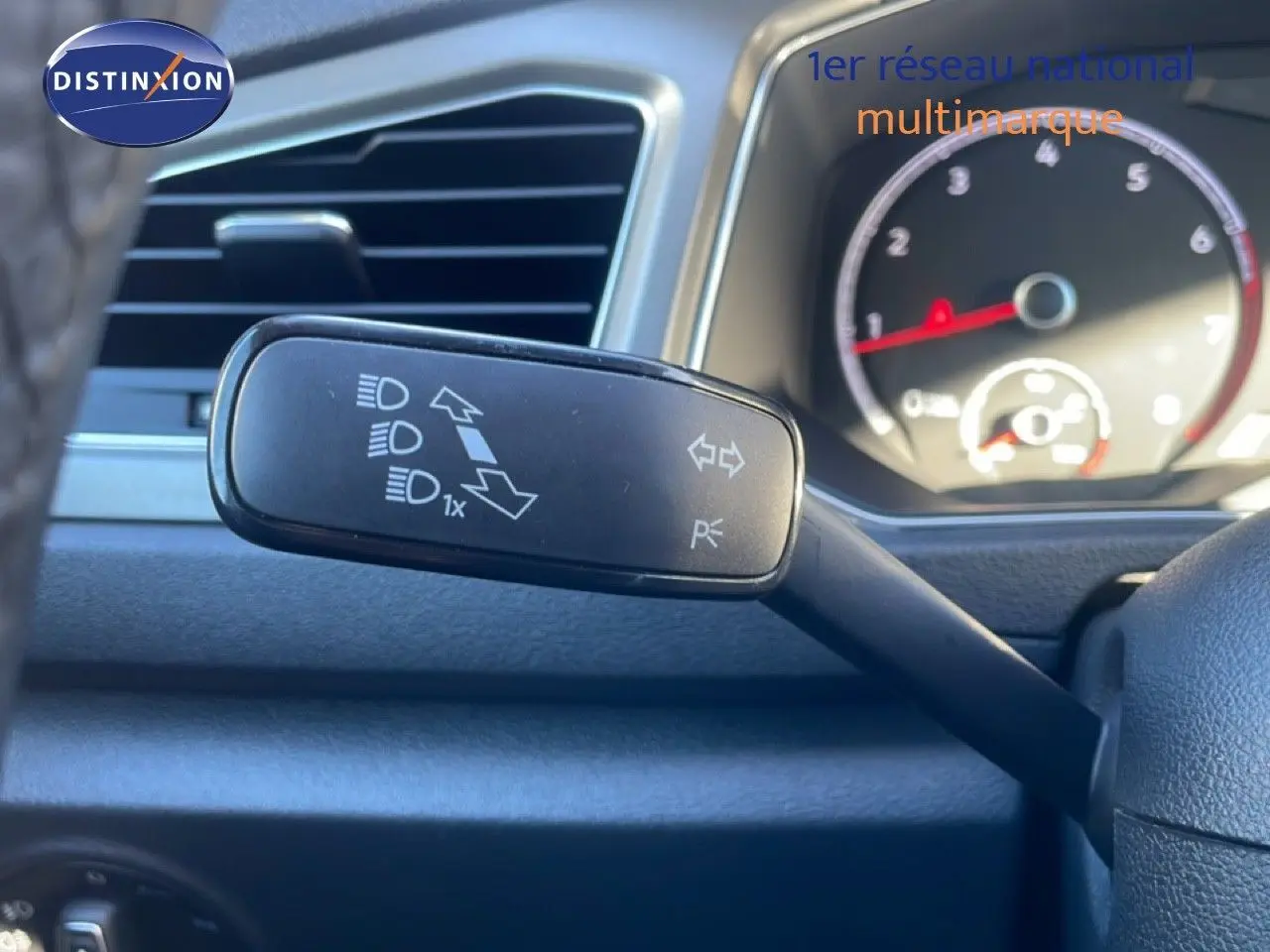 Gros plan sur la manette de clignotant à gauche du tableau de bord du Volkswagen T-Roc bleu Ravenna 2021.