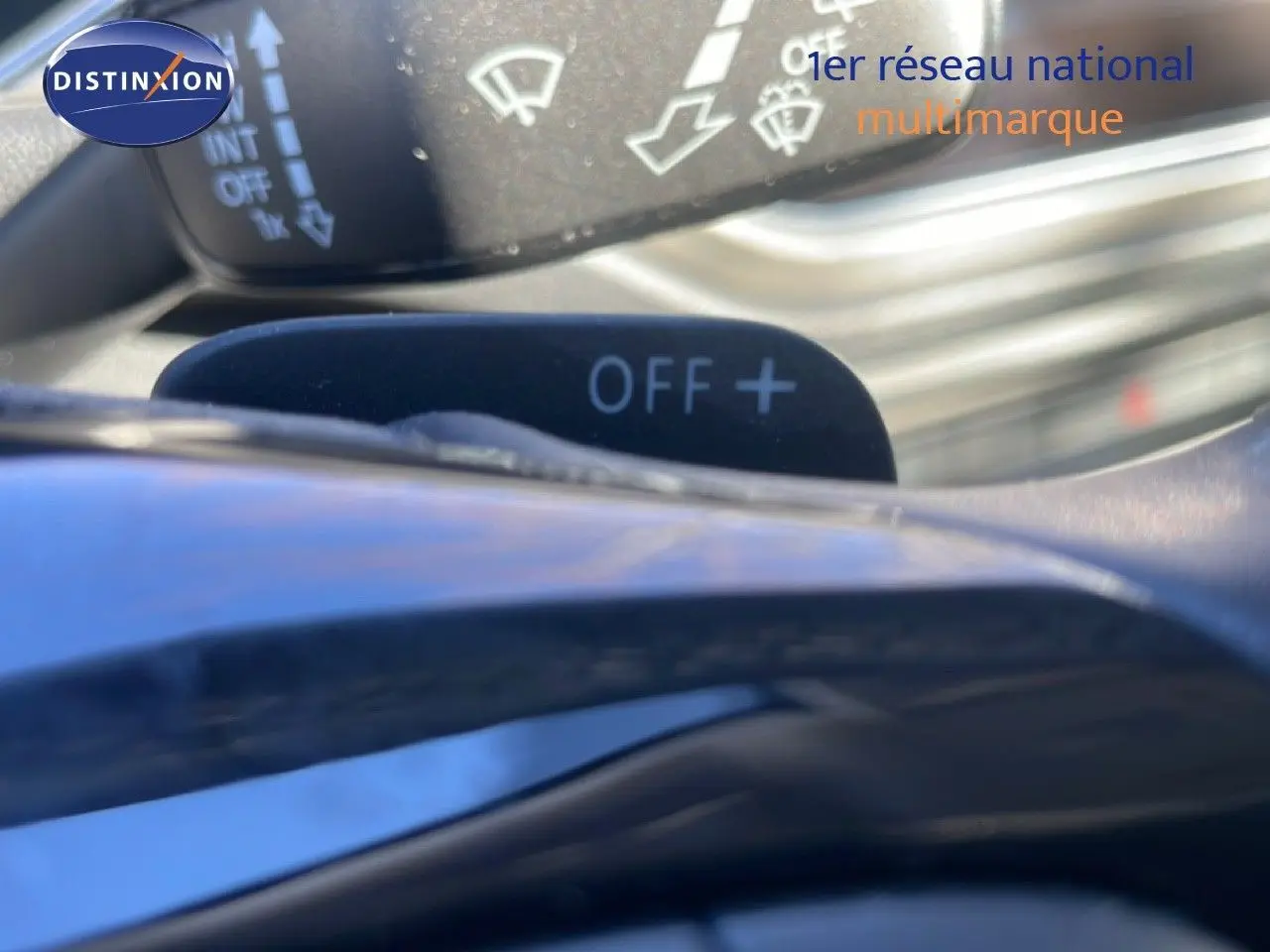 Vue rapprochée sur le levier de commande d’essuie-glace et palette de changement de vitesse du Volkswagen T-Roc bleu Ravenna.