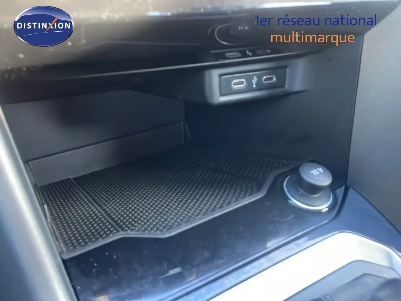 Gros plan sur la console centrale du Volkswagen T-Roc 2021, montrant la prise 12V et ports USB.