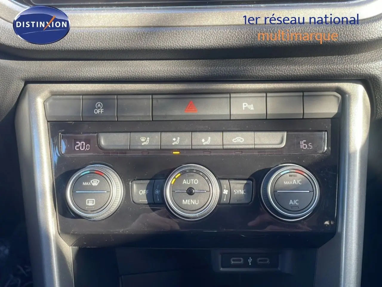 Détail de la console centrale du Volkswagen T-Roc 1.5 TSI 2021 montrant les commandes de climatisation et les ports USB.