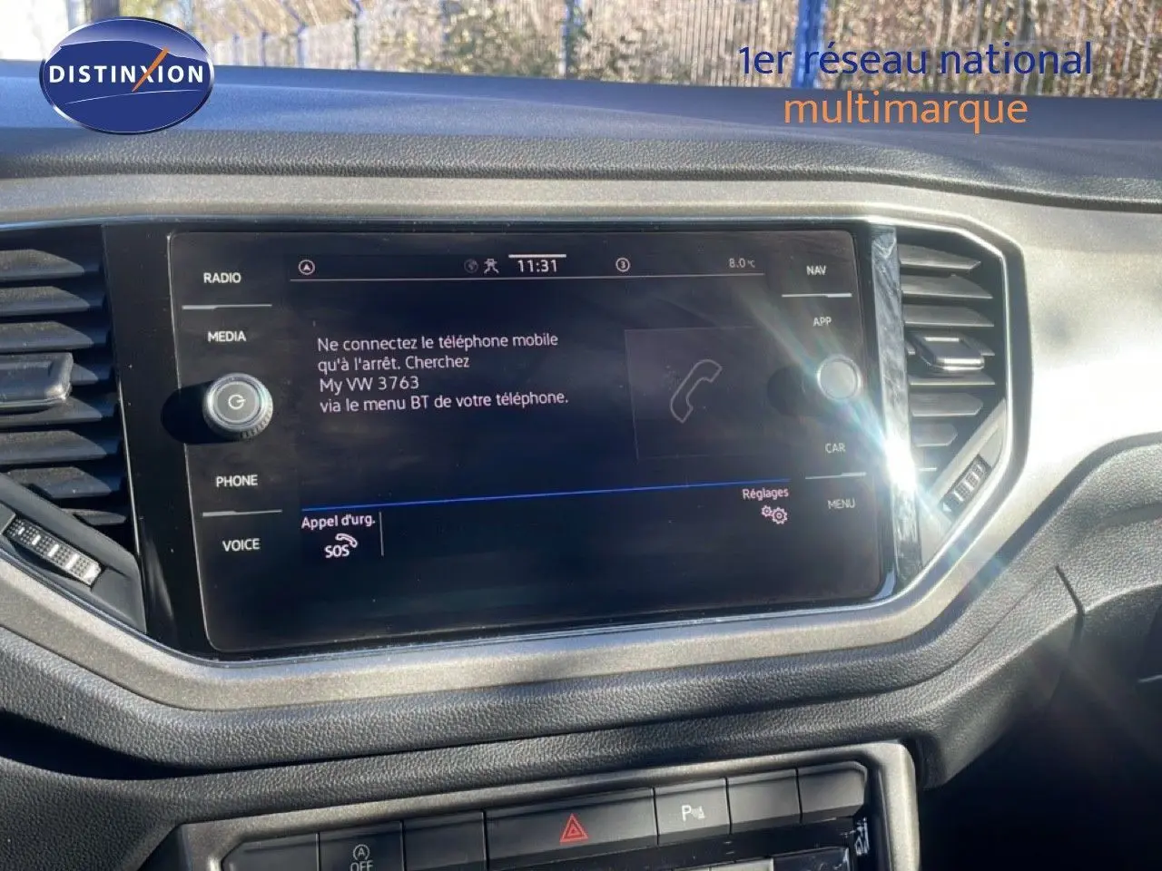 Écran tactile central du tableau de bord du Volkswagen T-Roc 2021, vue de face avec commandes multimédia visibles.