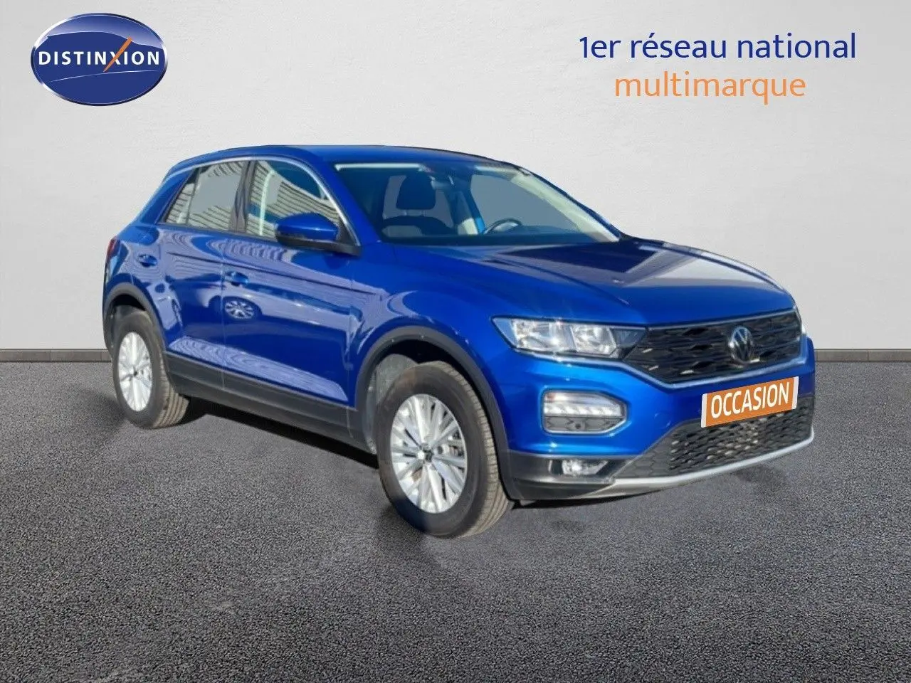Volkswagen T-Roc bleu Ravenna en 3/4 avant droit, avec calandre noire et jantes argentées.