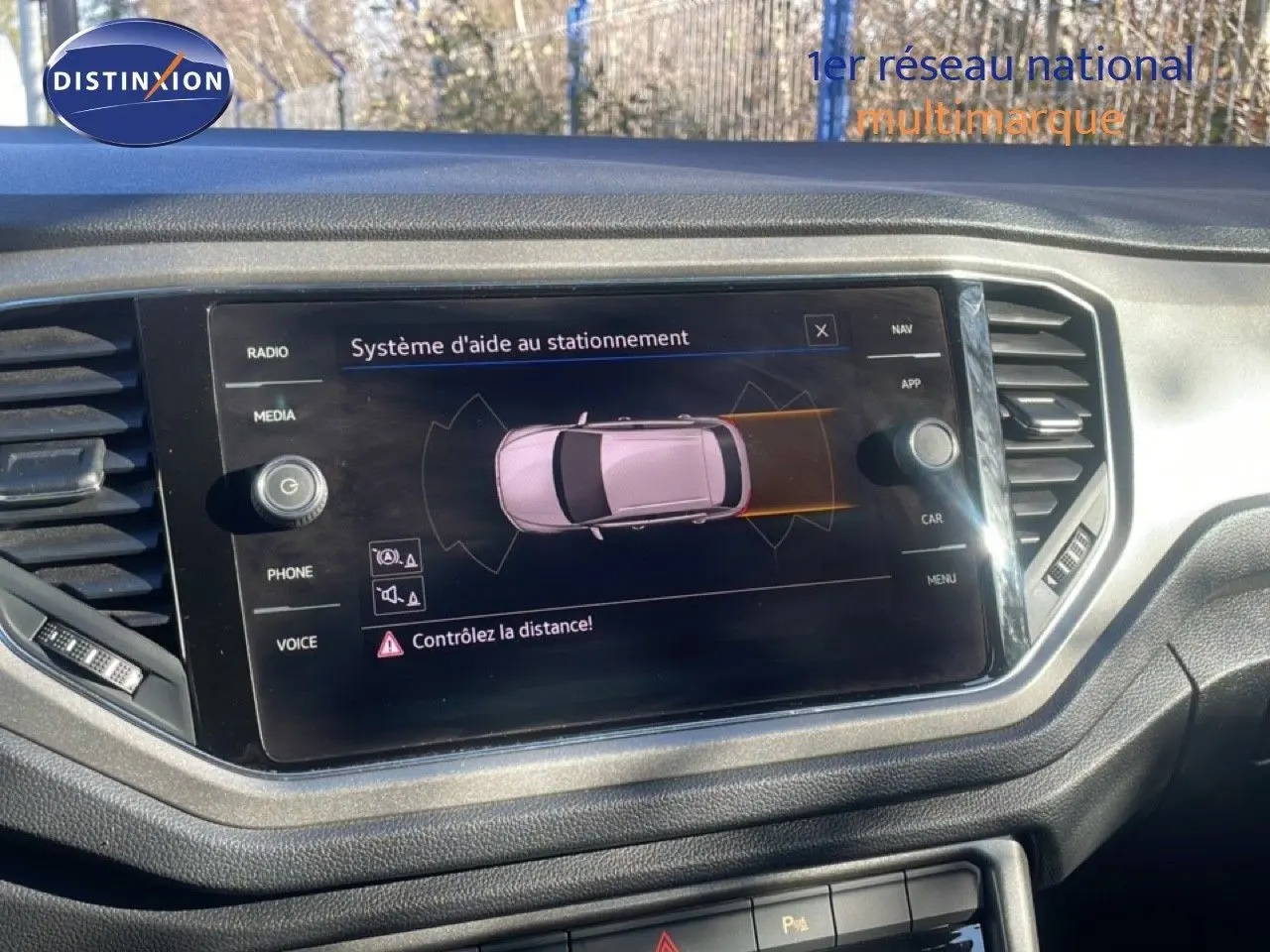 Écran central du Volkswagen T-Roc 1.5 TSI 2021 montrant le système d'aide au stationnement en vue de dessus.