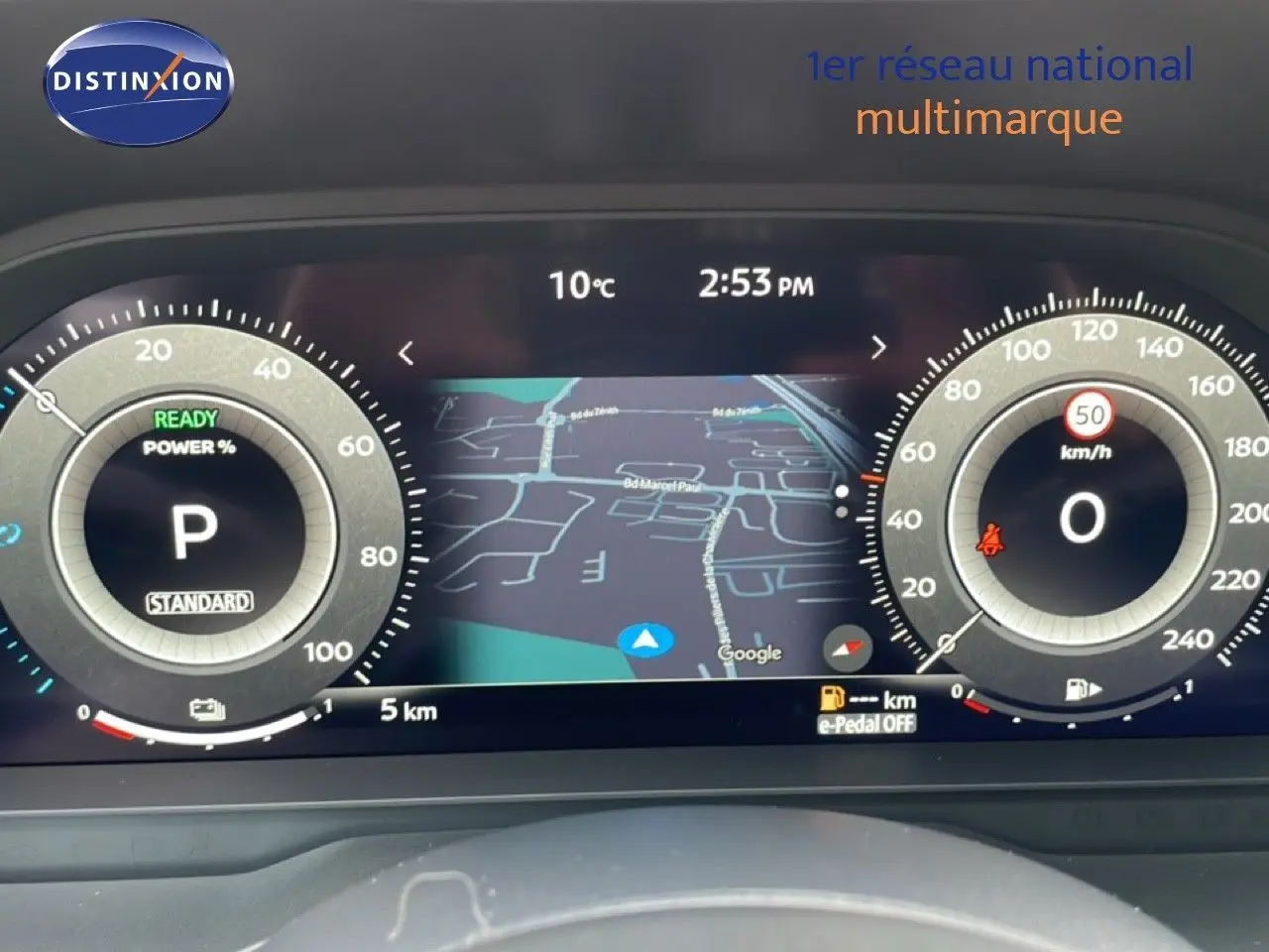 Tableau de bord numérique du Nissan Qashqai gris, affichant la navigation et les compteurs à 2:53 PM.