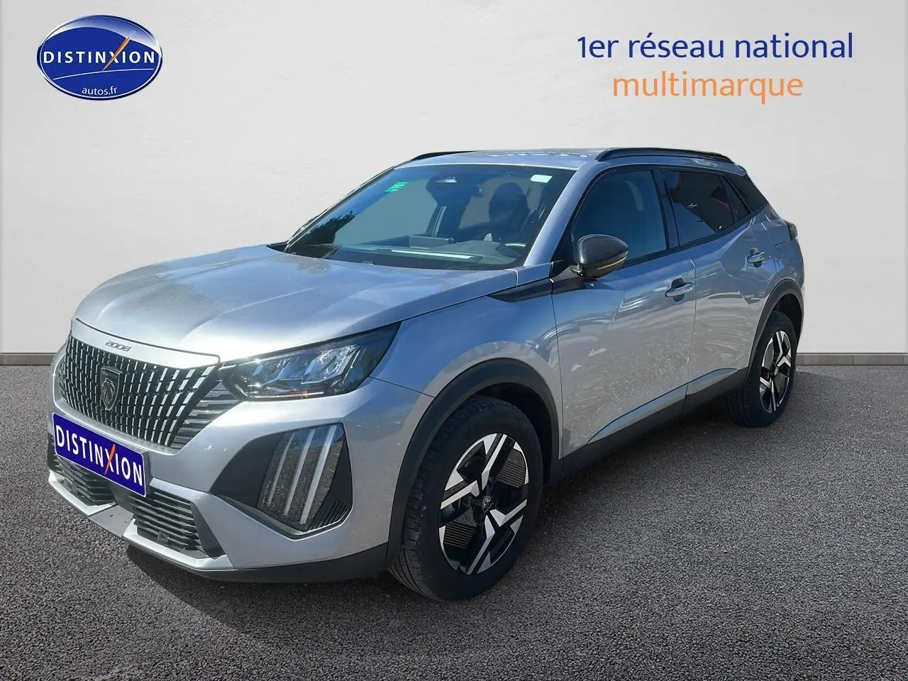 Peugeot 2008 gris artense en 3/4 avant droit, avec calandre distinctive et jantes alu modernes.