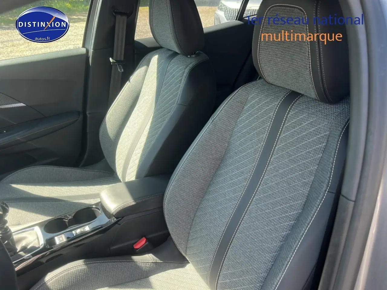 Vue intérieure côté droit sur les sièges avant gris tissu embossé du Peugeot 2008 1.2 100 Allure 2025.