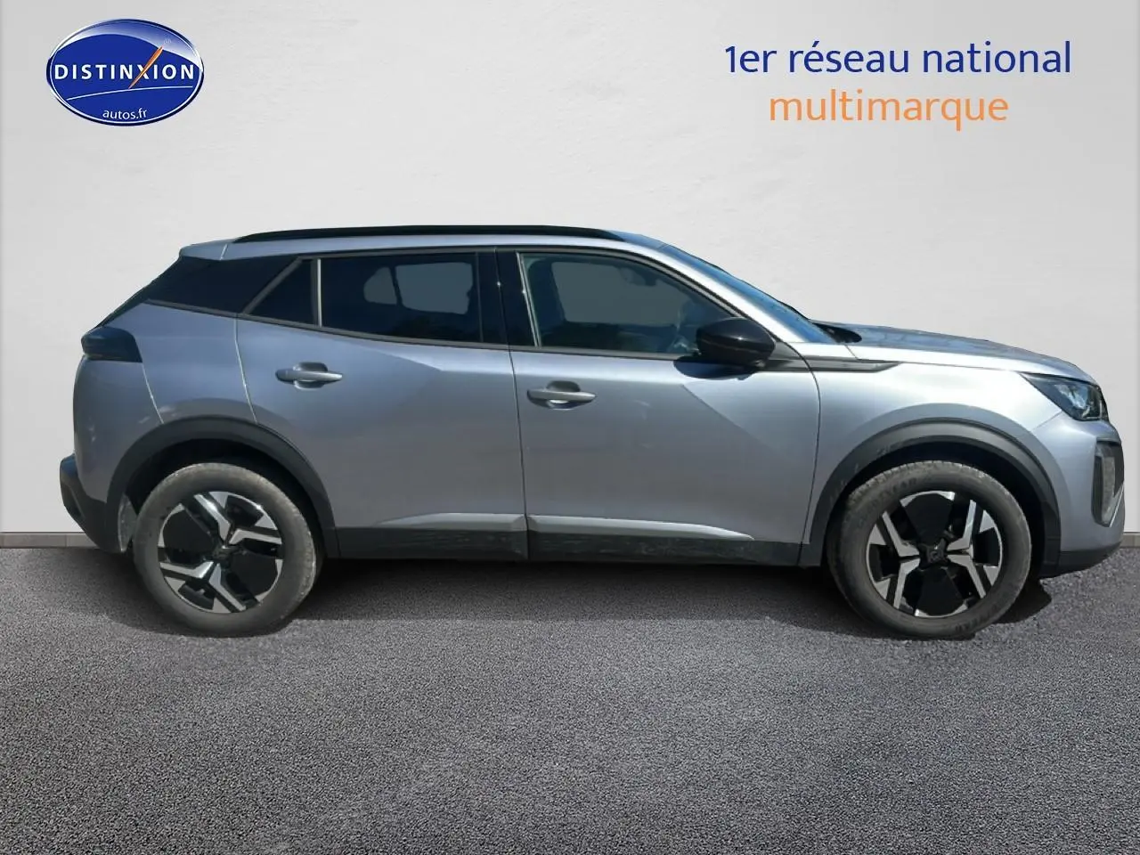 Peugeot 2008 gris artense vue de profil côté gauche, avec jantes alu et toit noir contrasté.