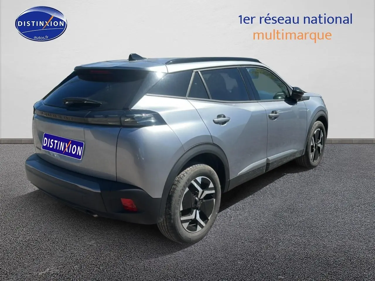 Peugeot 2008 gris artense vue 3/4 arrière droit, avec jantes alu et vitres arrière teintées.