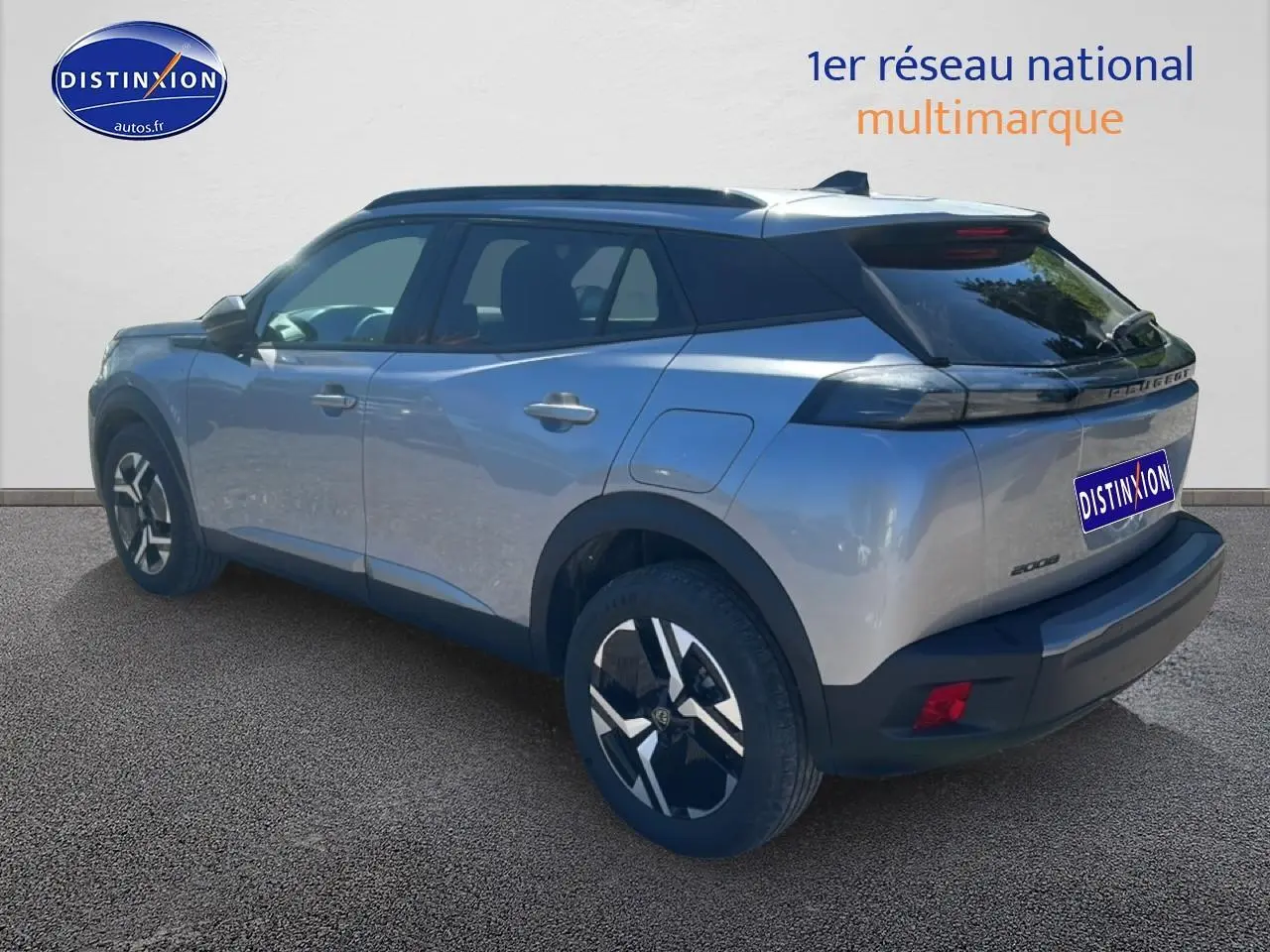 Vue 3/4 arrière droite du Peugeot 2008 gris artense avec jantes alliage et feux arrière LED noirs.