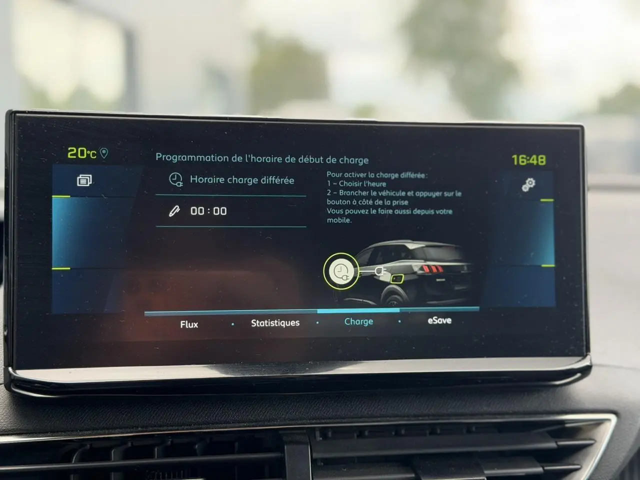 Écran tactile central du Peugeot 3008 Plug-in Hybrid 2024 affichant la programmation de la charge différée.