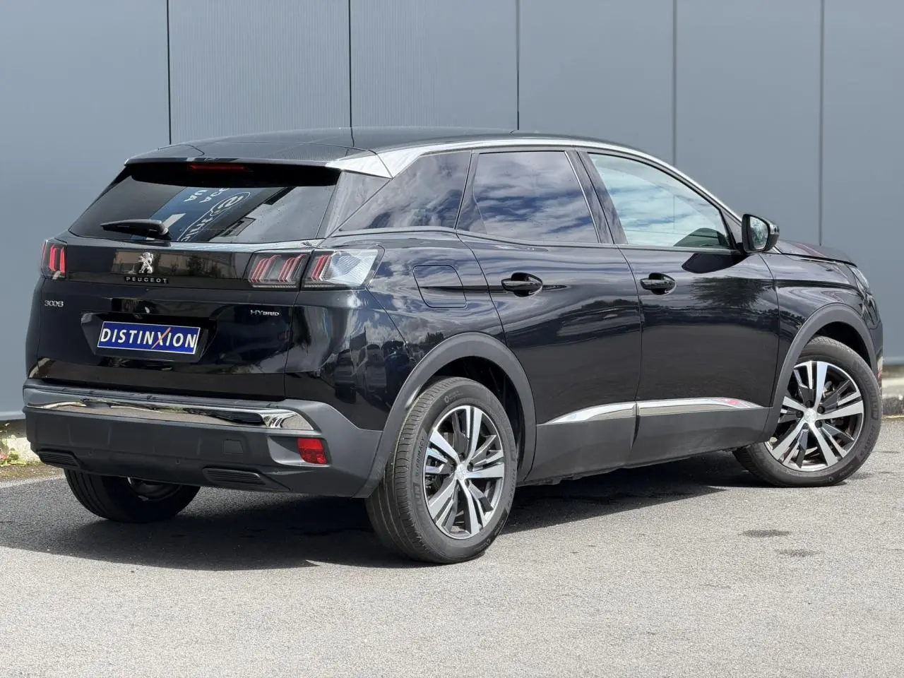 Peugeot 3008 Plug-in Hybrid noir Perla vue 3/4 arrière droit, jantes alliage bi-ton et vitres surteintées.