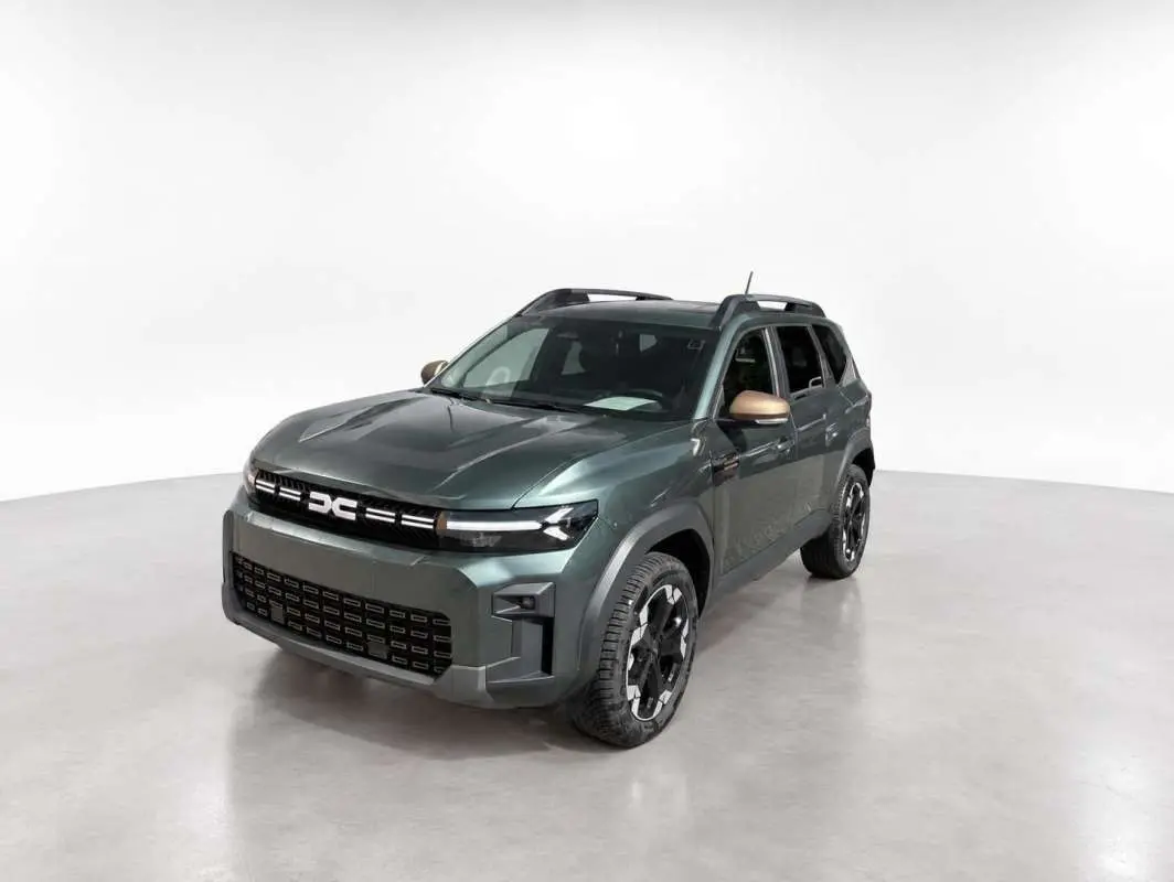 SUV Dacia Bigster vert cèdre en 3/4 avant droit, avec jantes alu noires et rétroviseurs couleur bronze.