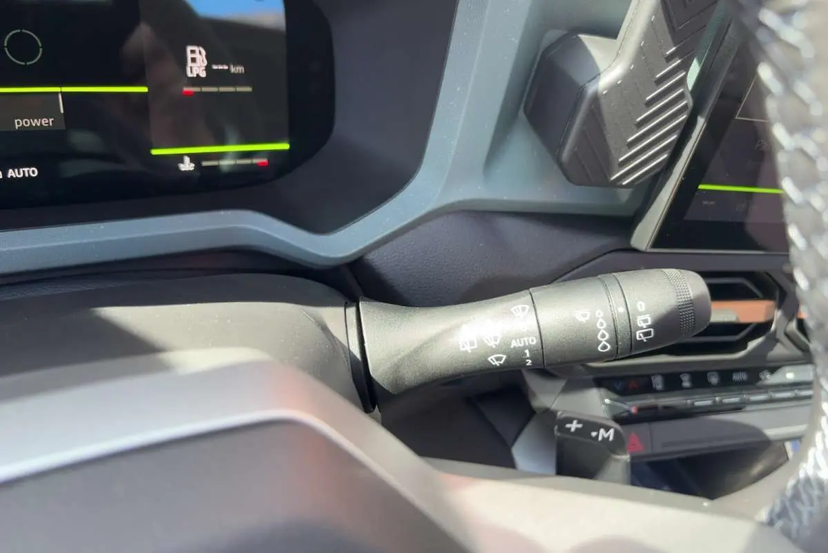 Gros plan sur la commande d’essuie-glace côté droit du tableau de bord du Dacia Bigster Hybrid-G 150 4x4.