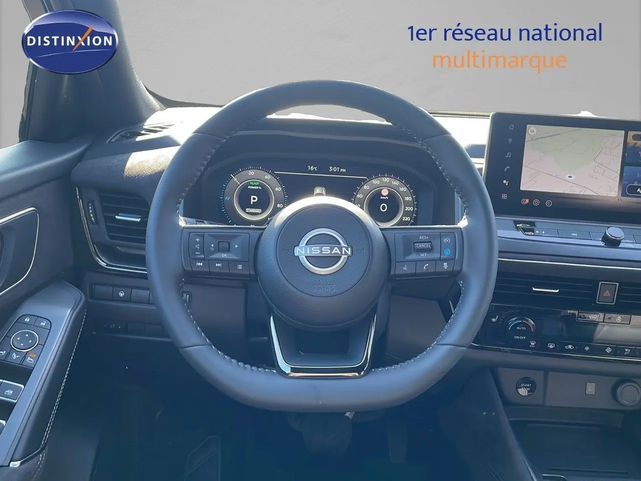 Volant cuir noir Nissan Qashqai 2025 avec commandes intégrées et tableau de bord numérique lumineux.