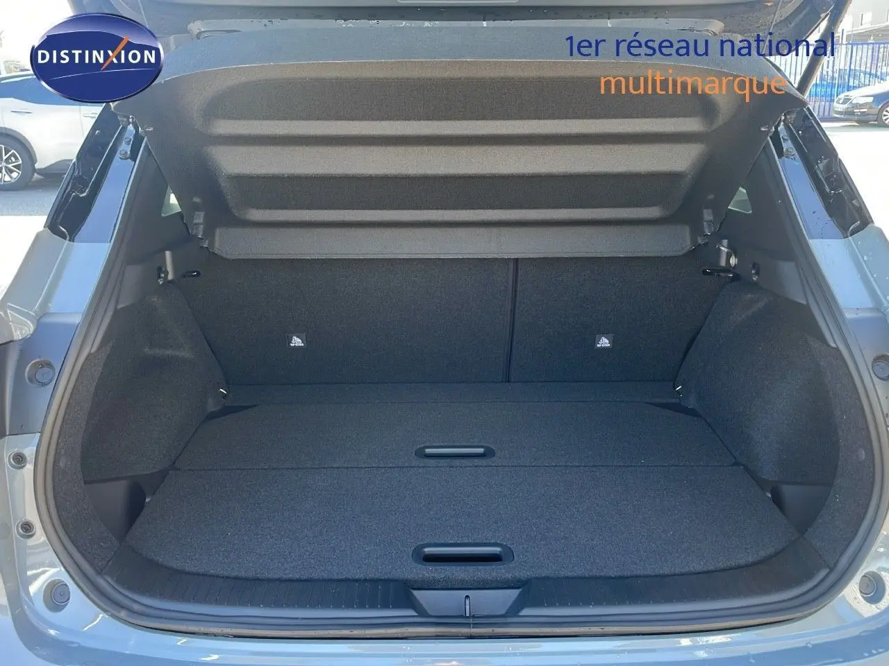 Tableau de bord numérique du Nissan Qashqai 2025 affichant la caméra 360°, la vitesse à zéro et la température extérieure à 12°C.