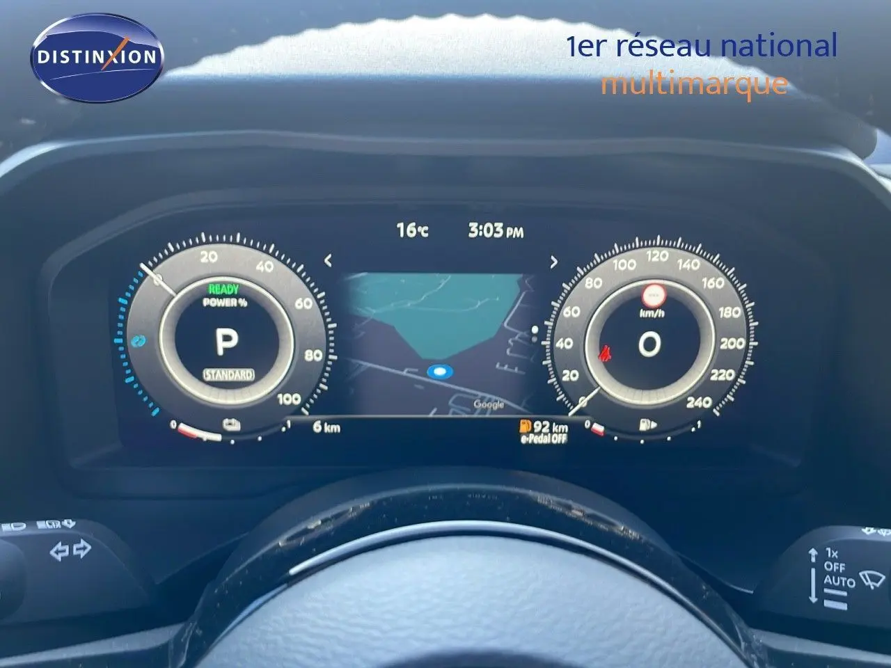 Vue intérieure sur l'écran tactile central affichant une carte de navigation dans un Nissan Qashqai gris céramique 2025.