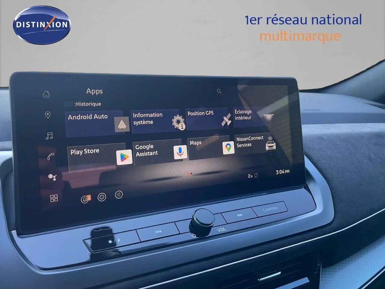 Écran tactile central du Nissan Qashqai 2025 affichant la connexion Google Play, avec commandes sous l'écran.