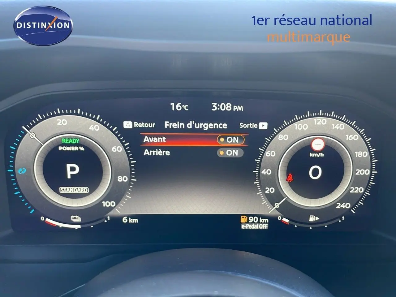 Tableau de bord du Nissan Qashqai 2025 affichant les aides à la conduite et alertes activées en soirée.