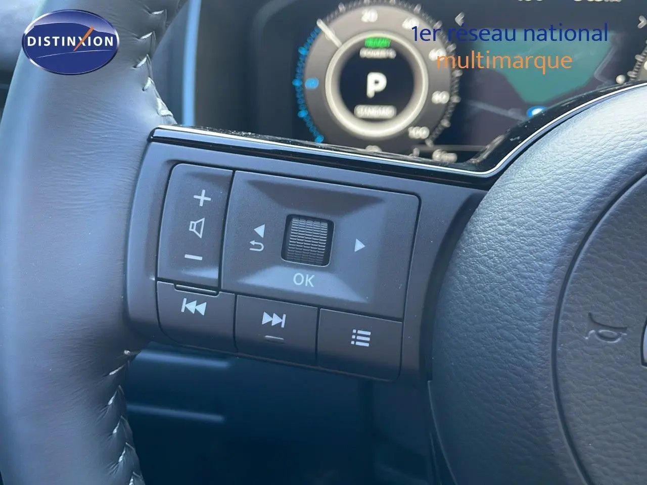 Gros plan sur le bouton D-MODE de la console centrale du Nissan Qashqai 2025, finition N-Design gris céramique.