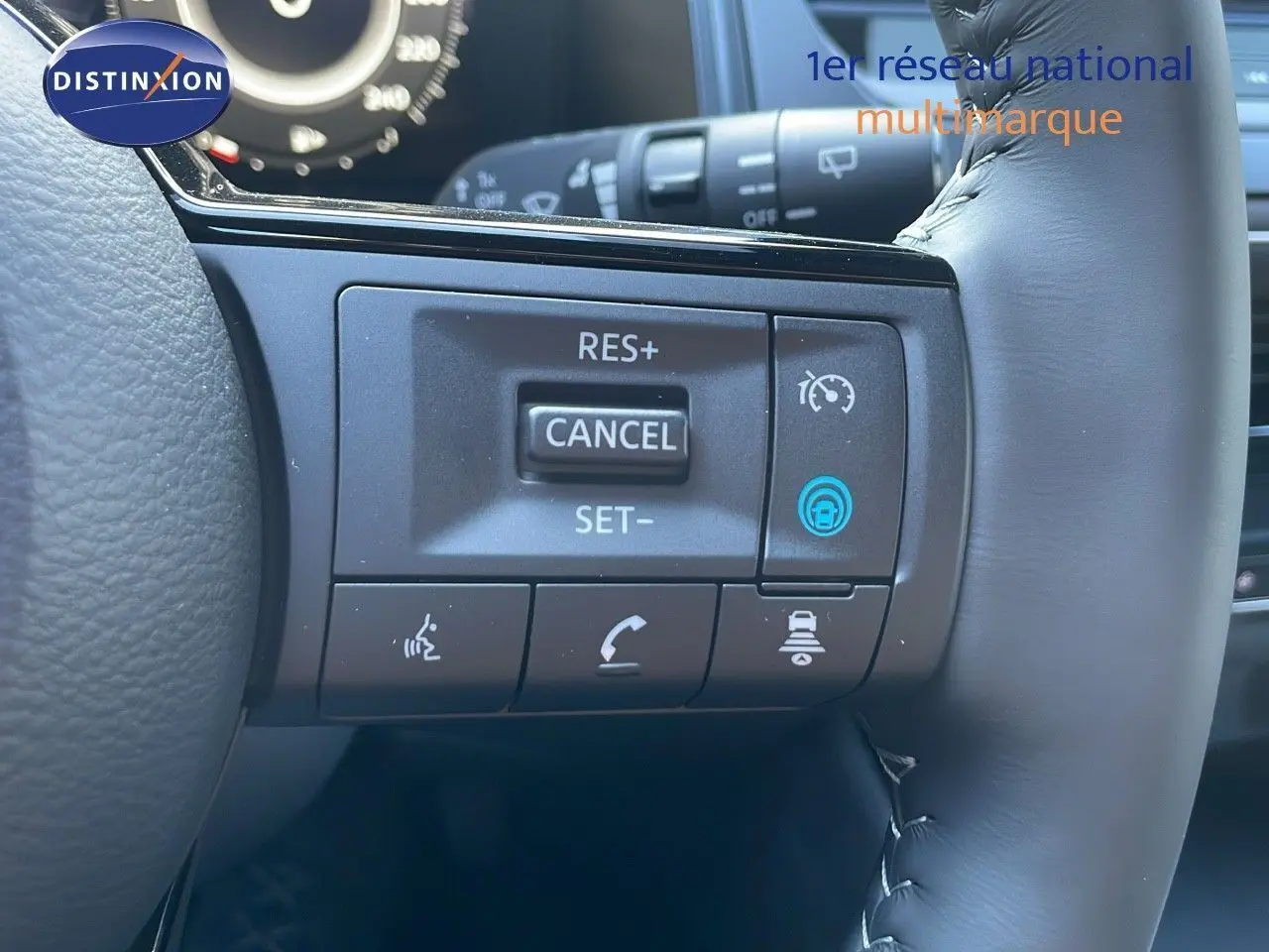 Vue en gros plan du panneau de commandes au plafond du Nissan Qashqai 2025, avec bouton SOS rouge et éclairage intégré.