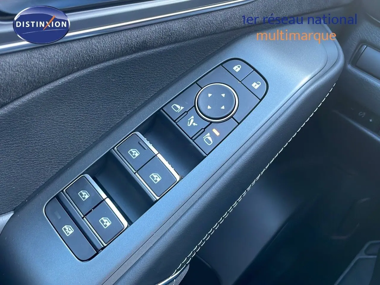 Gros plan sur la commande des feux et clignotants du Nissan Qashqai 2025, intérieur noir.