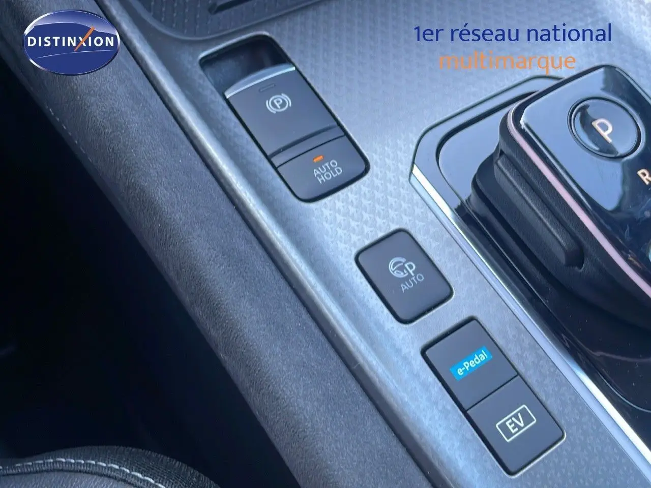 Gros plan sur la commande d’essuie-glace du Nissan Qashqai gris céramique, avec réglages automatiques visibles.