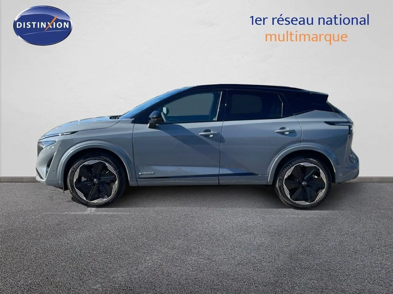 Vue 3/4 arrière droite du Nissan Qashqai gris céramique métal avec feux LED allumés et toit noir brillant.