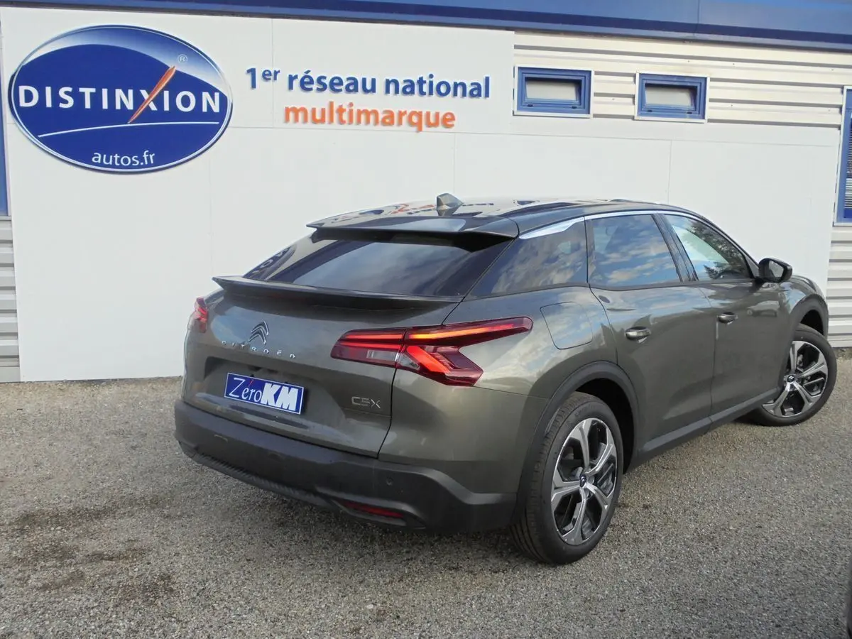 Vue 3/4 arrière droite d'une Citroën C5 X gris platinum 2022 avec feux arrière LED et jantes alliage distinctives.