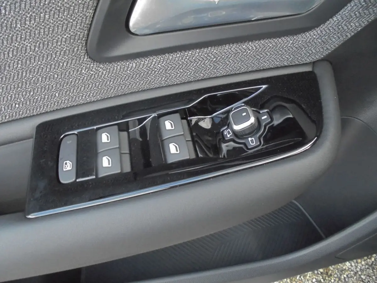 Gros plan sur les commandes de lève-vitres et rétroviseurs côté gauche d'une Citroën C5 X gris platinum, 2022.