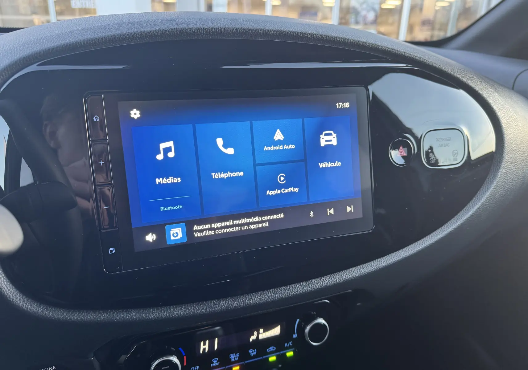 Écran tactile central de la Toyota Aygo X 2025 affichant les options médias, téléphone, Android Auto et véhicule, tableau de bord noir.