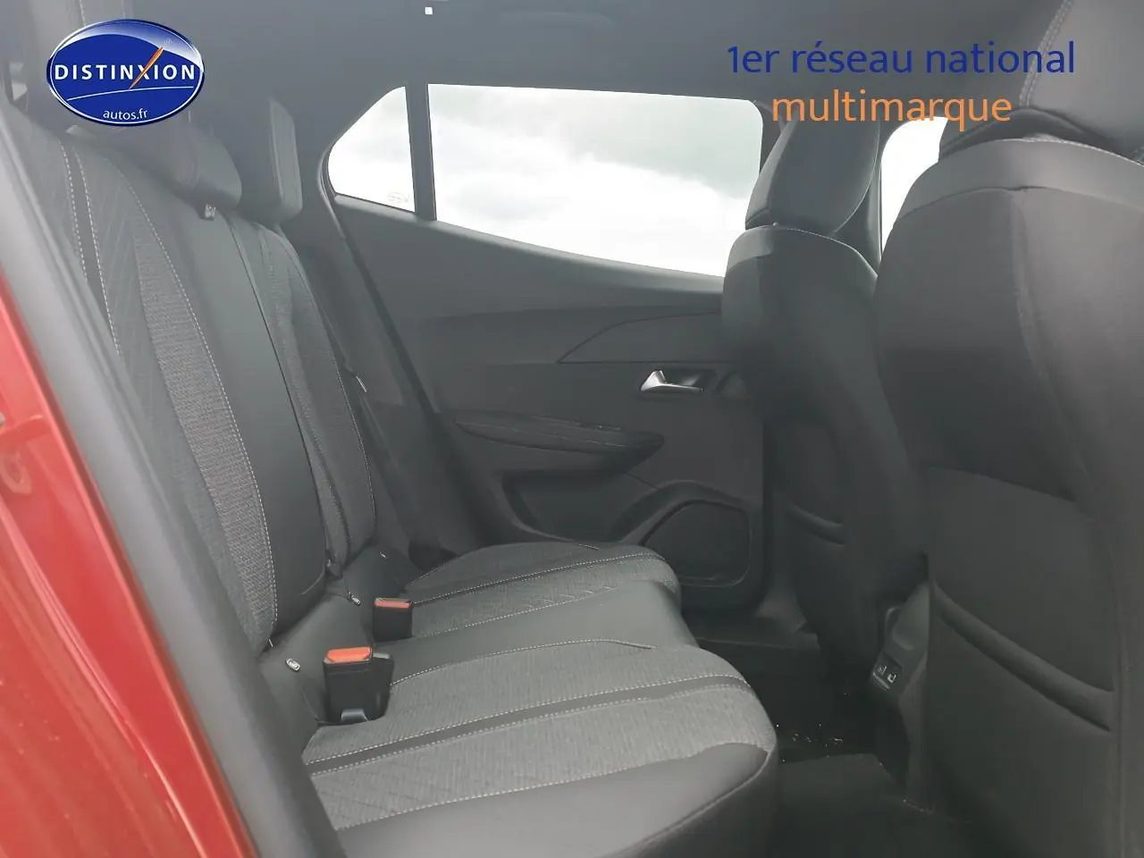 Vue intérieure côté gauche des sièges arrière en tissu gris du Peugeot 2008 rouge elixir, avec port USB visible au sol.