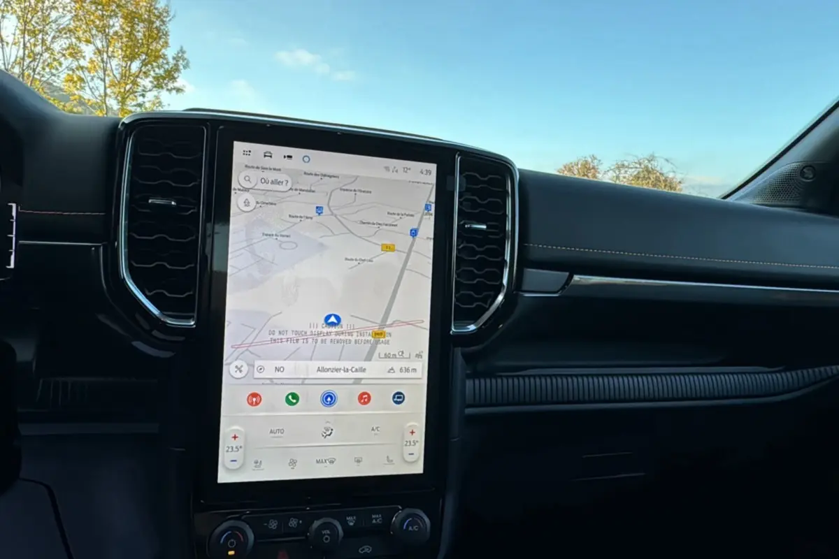 Tableau de bord du Ford Ranger PHEV 281 Wildtrak 2025 avec écran tactile vertical affichant la navigation.