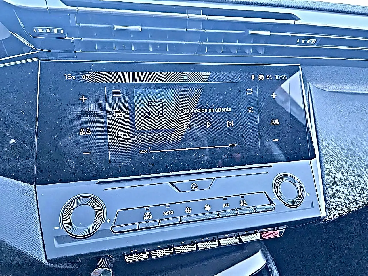 Vue rapprochée de l'écran tactile central et des commandes de climatisation de la Peugeot 308 SW gris Artense.