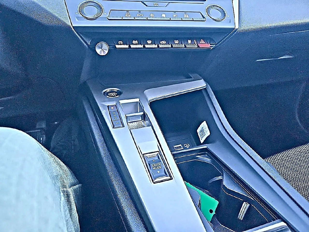 Vue intérieure centrée sur la console centrale de la Peugeot 308 SW 1.5 BlueHDi gris Artense avec boîte auto et commandes tactiles.
