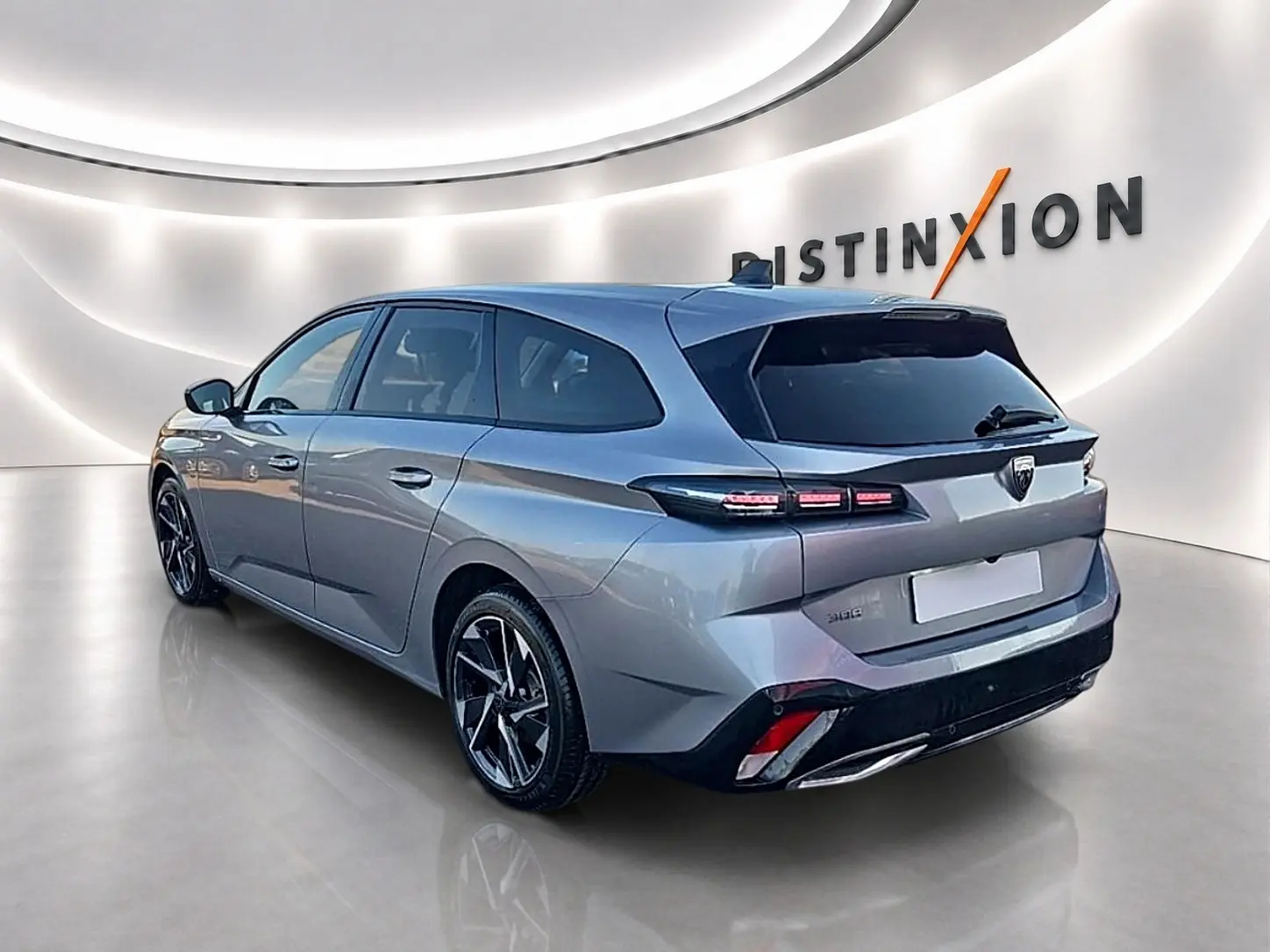 Peugeot 308 SW gris artense vue 3/4 arrière droit, jantes alliage et feux arrière LED distinctifs.