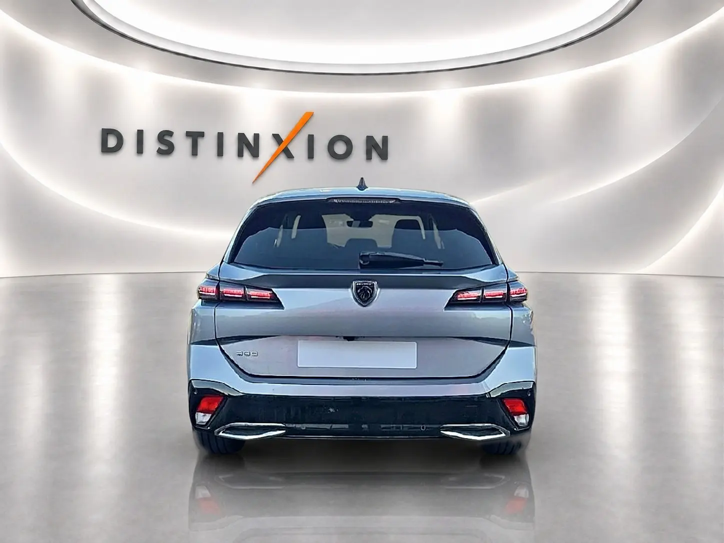 Vue arrière centrale d'une Peugeot 308 SW gris artense dans un showroom avec éclairage moderne et logo Distinxion en arrière-plan.