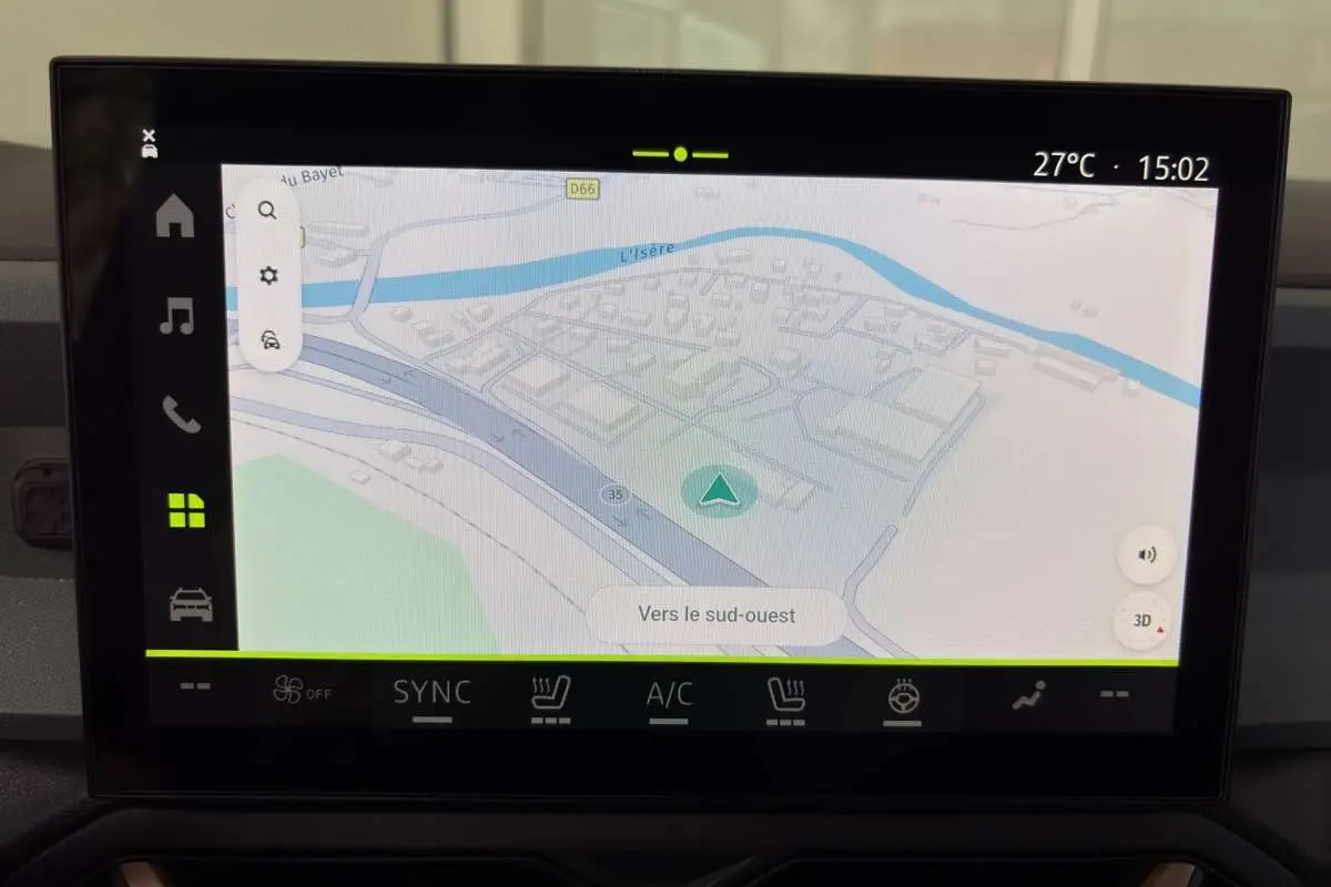 Écran tactile central du tableau de bord du Dacia Bigster Hybrid-G 150 affichant la navigation GPS en mode carte.