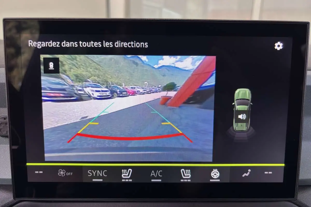 Vue écran caméra de recul du Dacia Bigster gris schiste, avec guidage de trajectoire et affichage radar latéral.