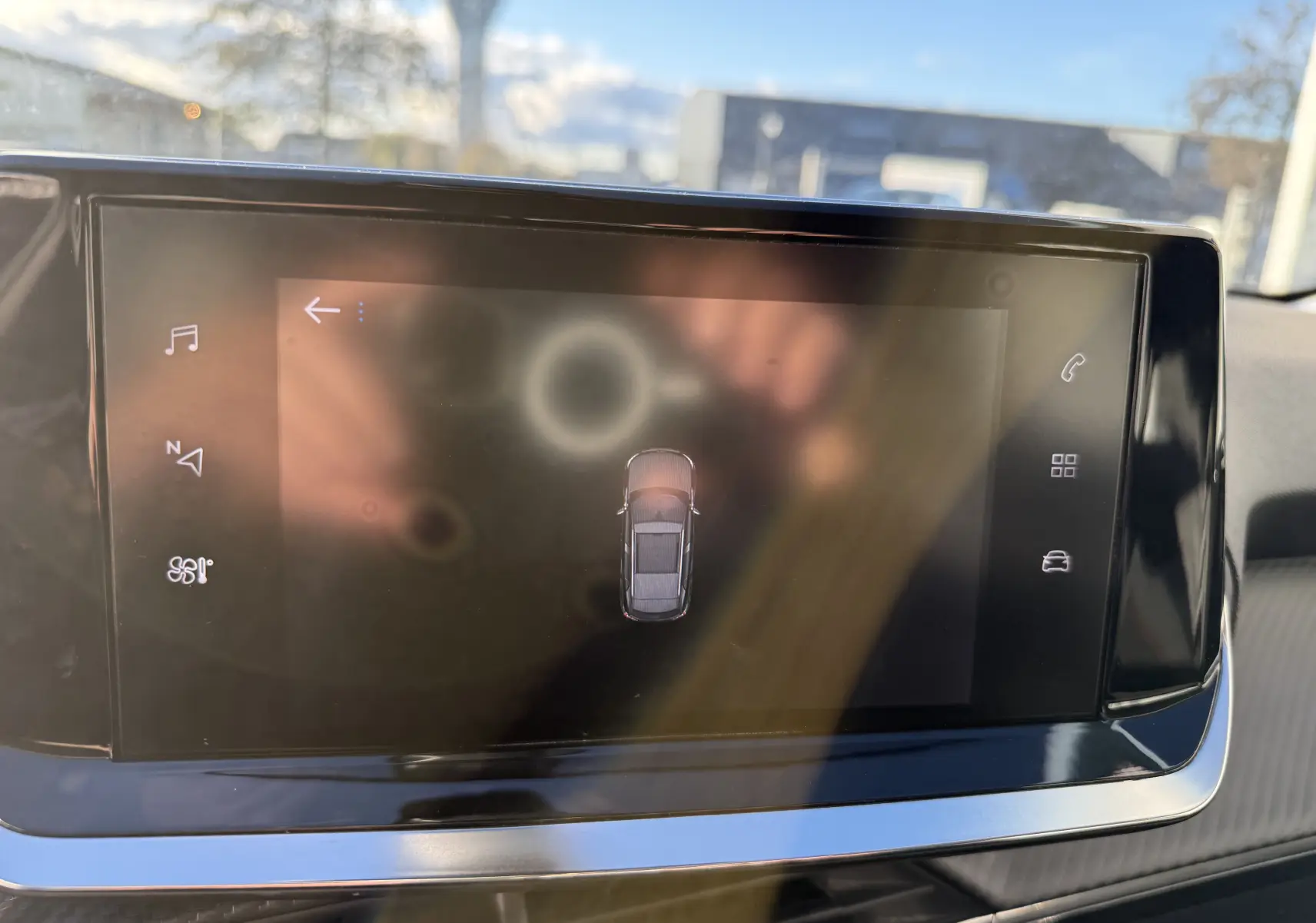 Écran tactile central du Peugeot 2008 1.5 HDi 100 Active 2020 montrant l'interface de surveillance du véhicule.