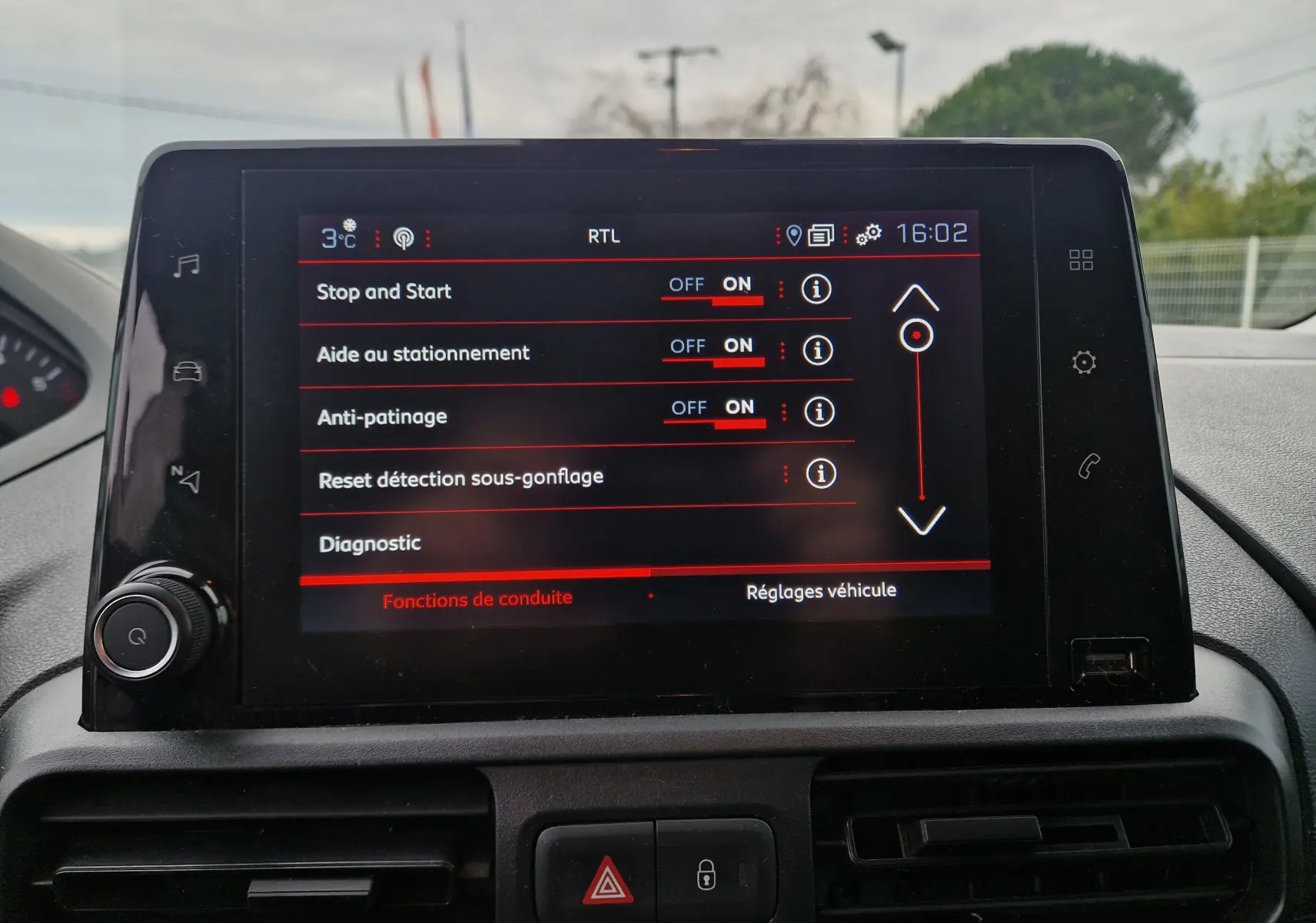 Écran tactile central du Peugeot Partner 2020 montrant les réglages d’aide à la conduite, intérieur en vue frontale.
