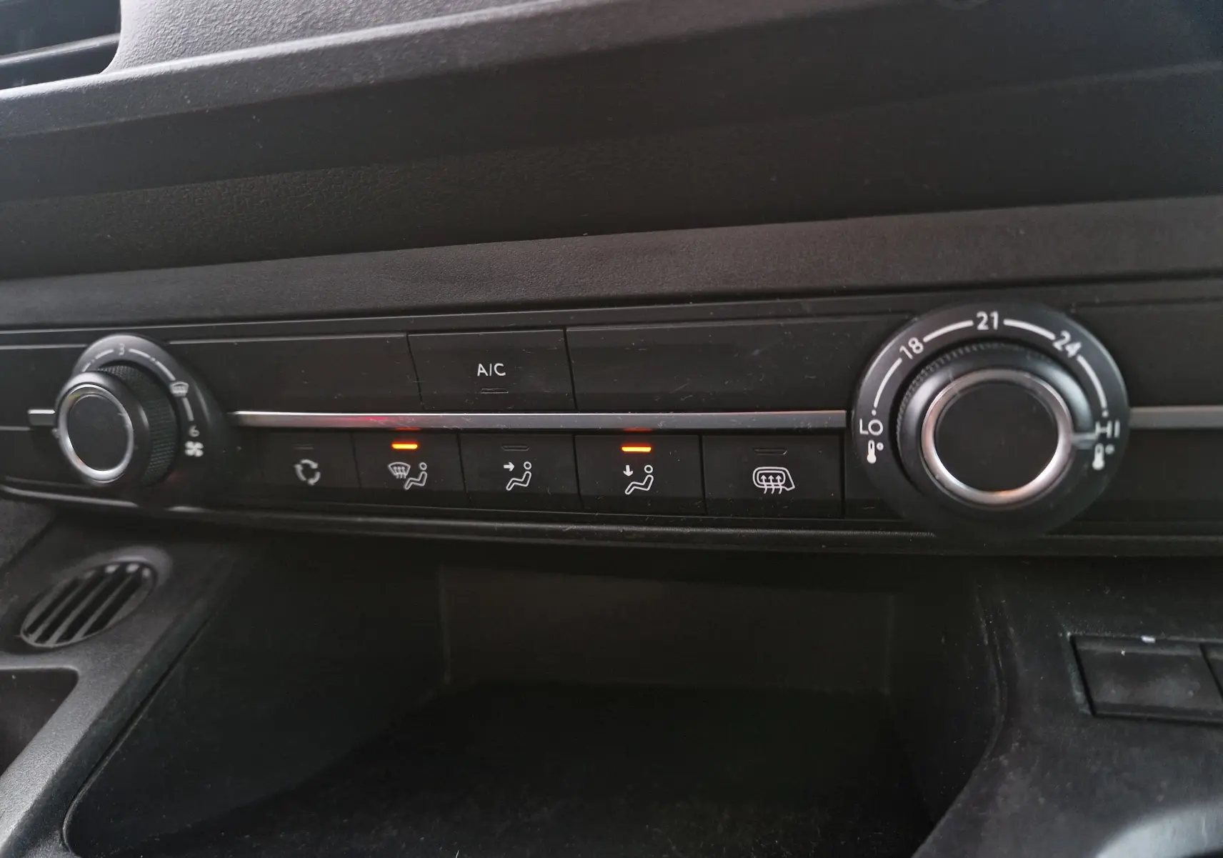 Détail de la console centrale du Peugeot Partner blanc 2020, montrant les commandes de climatisation et ventilation.