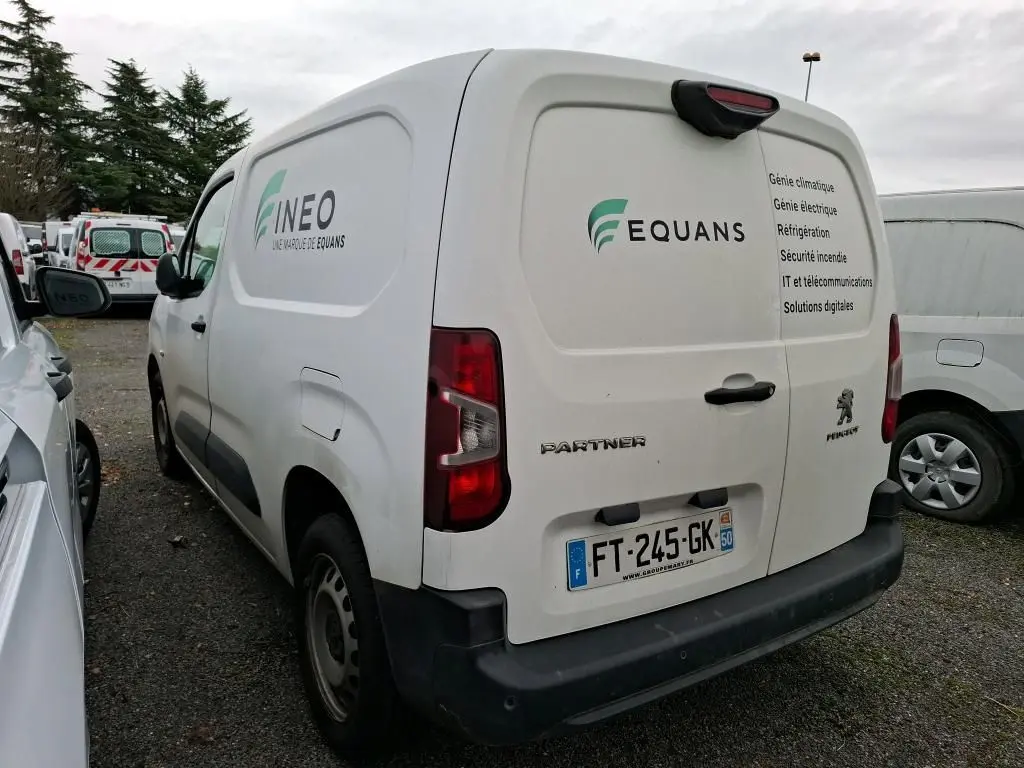 Vue 3/4 arrière droite d’un Peugeot Partner blanc 2020 avec logos INEO et EQUANS sur les portes arrière.