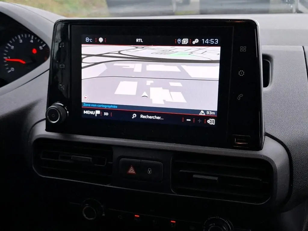 Écran tactile central avec navigation GPS allumée dans l'habitacle du Peugeot Partner blanc 2020.